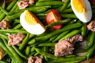 Yumurtalı yeşil fasulye salatası ve ton balığı.