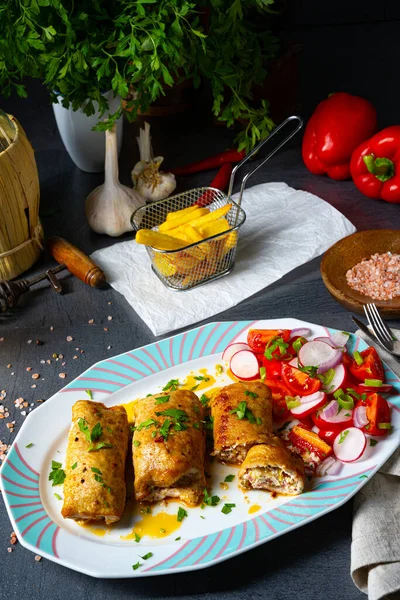 Rulade Verduras Lomos Cerdo Asado Con Ensaladas —  Fotos de Stock