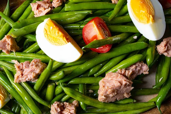 Yumurtalı yeşil fasulye salatası ve ton balığı.