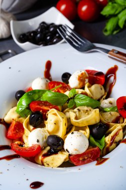 Mozzarella soslu rustik tortellini makarna salatası.