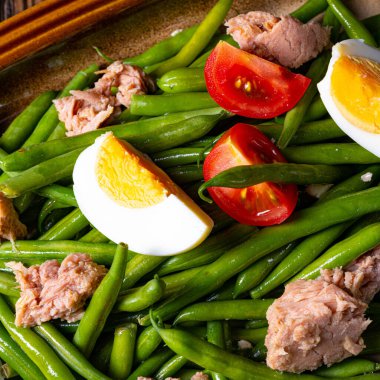 Yumurtalı yeşil fasulye salatası ve ton balığı.