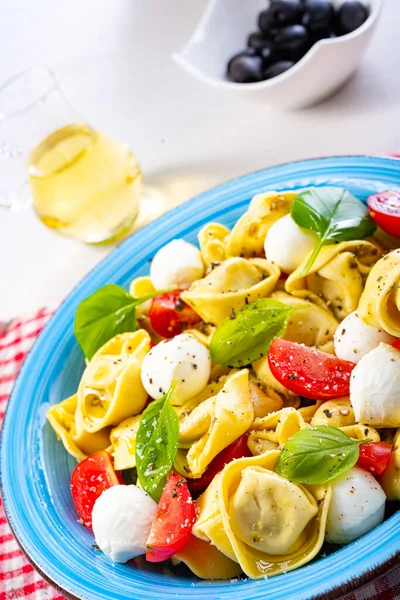 Pyszne Sałatki Makaronu Antipasti Tortellini — Zdjęcie stockowe