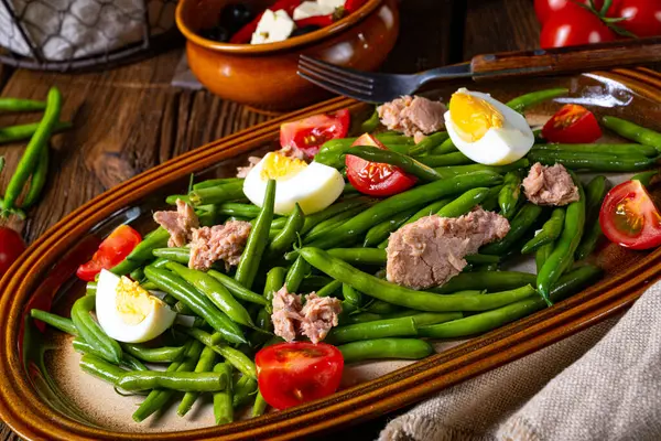 Yumurtalı yeşil fasulye salatası ve ton balığı.