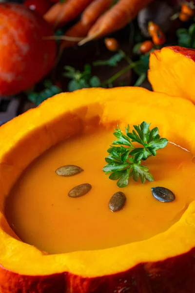 バゲットとおいしい秋のカボチャのスープ — ストック写真