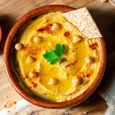 Limonlu ve biberli lezzetli humus ezmesi.