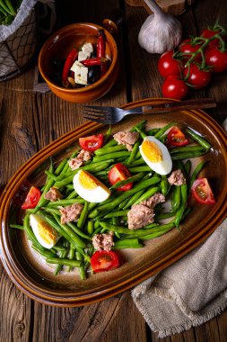 Yumurtalı yeşil fasulye salatası ve ton balığı.