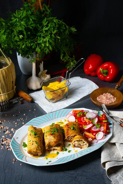 Rulade Verduras Lomos Cerdo Asado Con Ensaladas —  Fotos de Stock