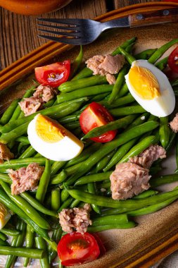 Yumurtalı yeşil fasulye salatası ve ton balığı.