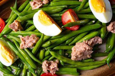 Yumurtalı yeşil fasulye salatası ve ton balığı.