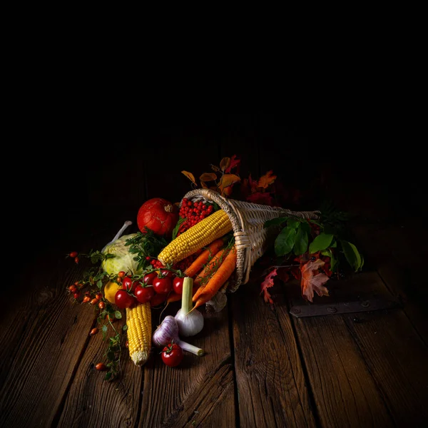 Hermosa Cornucopia Otoñal Con Verduras —  Fotos de Stock