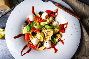 Mozzarella soslu rustik tortellini makarna salatası.