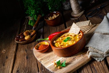 Limonlu ve biberli lezzetli humus ezmesi.