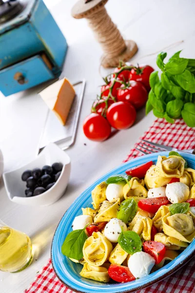 Lezzetli Bir Antipatik Tortellini Makarna Salatası — Stok fotoğraf