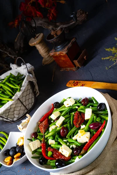 Zeytinli Peynirli Kurutulmuş Domatesli Baharatlı Yeşil Fasulye Salatası — Stok fotoğraf