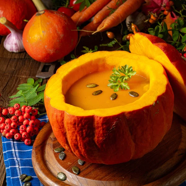 Deliziosa Zuppa Zucca Autunnale Con Baguette — Foto Stock