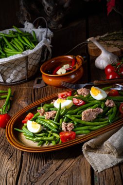 Yumurtalı yeşil fasulye salatası ve ton balığı.