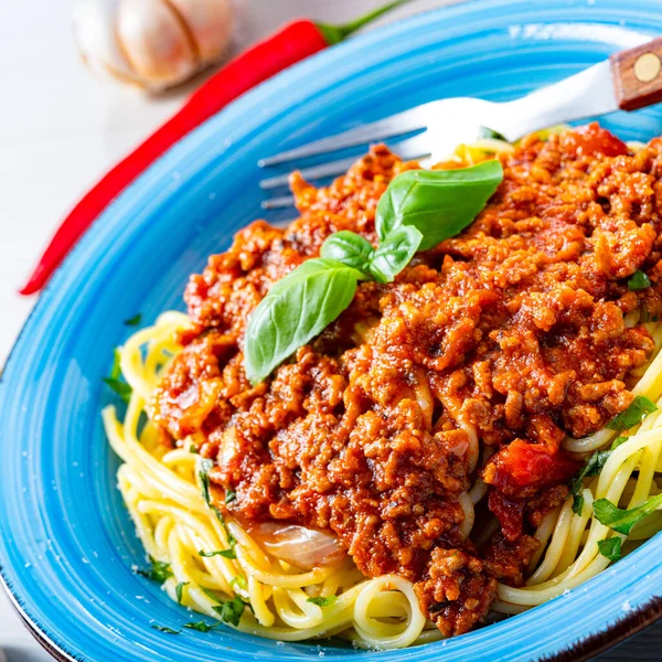 Pyszne Spaghetti Bolognese Białym Tle — Zdjęcie stockowe