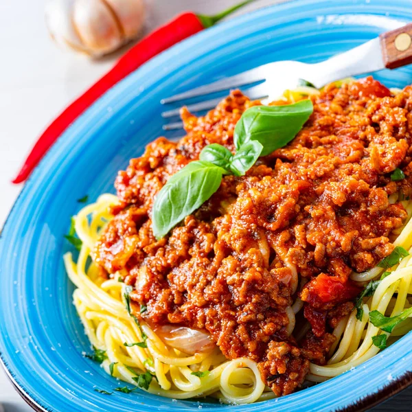 Köstliche Spaghetti Bolognese Auf Weißem Hintergrund — Stockfoto