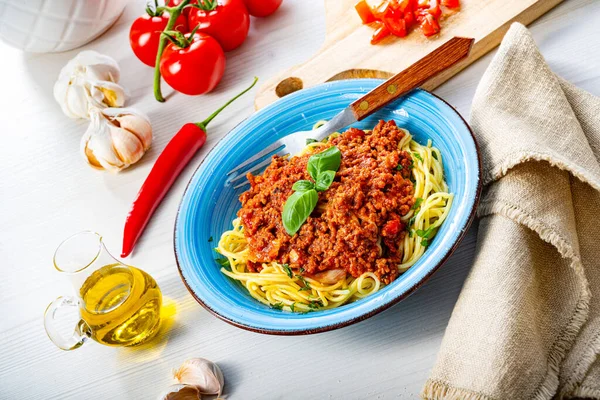 Deliciosos Espaguetis Boloñeses Sobre Fondo Blanco —  Fotos de Stock