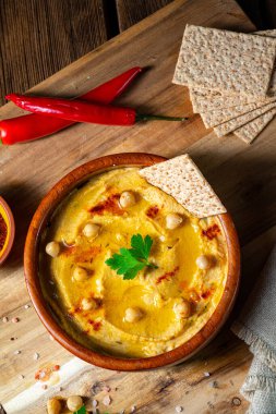 Limonlu ve biberli lezzetli humus ezmesi.