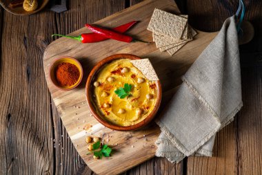 Limonlu ve biberli lezzetli humus ezmesi.