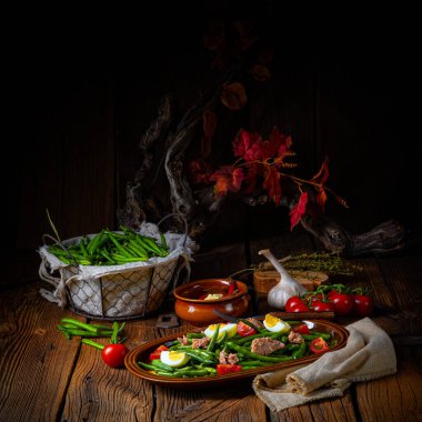 Yumurtalı yeşil fasulye salatası ve ton balığı.