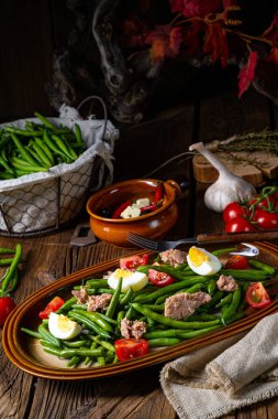 Yumurtalı yeşil fasulye salatası ve ton balığı.