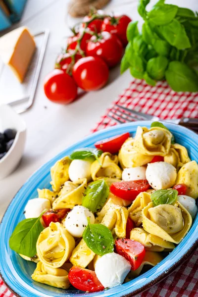 Pyszne Sałatki Makaronu Antipasti Tortellini — Zdjęcie stockowe