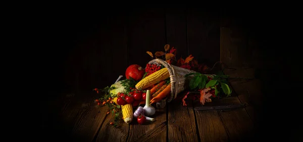 Hermosa Cornucopia Otoñal Con Verduras —  Fotos de Stock