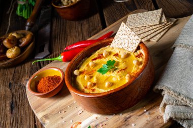 Limonlu ve biberli lezzetli humus ezmesi.