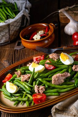 Yumurtalı yeşil fasulye salatası ve ton balığı.