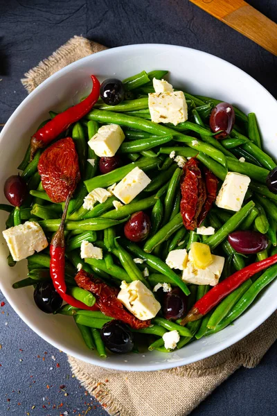 Ensalada Judías Verdes Picantes Con Aceitunas Queso Feta Tomates Secos —  Fotos de Stock