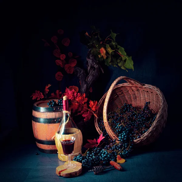 Şarap Ağaç Yapraklarıyla Sepette Üzümler — Stok fotoğraf