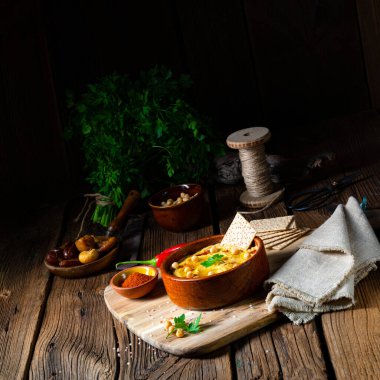 Limonlu ve biberli lezzetli humus ezmesi.