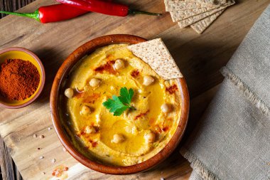 Limonlu ve biberli lezzetli humus ezmesi.