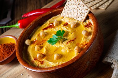 Limonlu ve biberli lezzetli humus ezmesi.