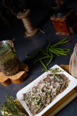 Üzümlü, lezzetli, soğuk et.