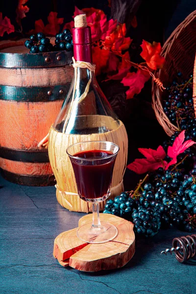 用葡萄酒和树叶在篮子里的葡萄 — 图库照片