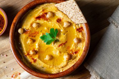 Limonlu ve biberli lezzetli humus ezmesi.