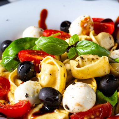 Mozzarella soslu rustik tortellini makarna salatası.