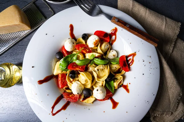 Tortellini Rustici Insalata Pasta Con Mozzarella — Foto Stock