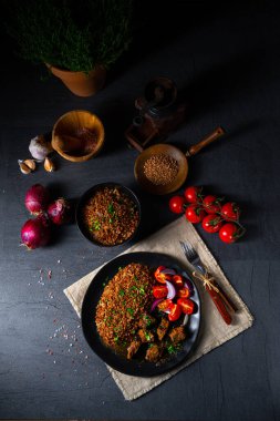 Karabuğday kebabı fırında sığır kebabıyla pişirilmiş.