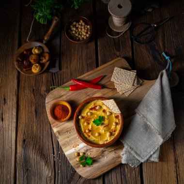 Limonlu ve biberli lezzetli humus ezmesi.