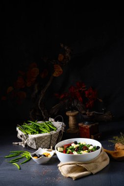 Zeytinli, peynirli ve kurutulmuş domatesli baharatlı yeşil fasulye salatası.