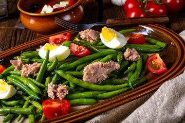 Yumurtalı yeşil fasulye salatası ve ton balığı.
