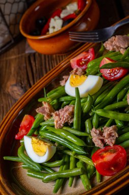 Yumurtalı yeşil fasulye salatası ve ton balığı.