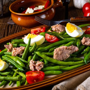 Yumurtalı yeşil fasulye salatası ve ton balığı.