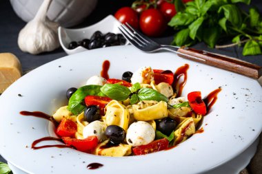 Mozzarella soslu rustik tortellini makarna salatası.