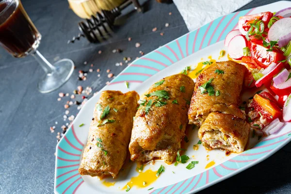 Rulade Verduras Lomos Cerdo Asado Con Ensaladas —  Fotos de Stock