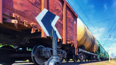 Yük treni ok atılıyor
